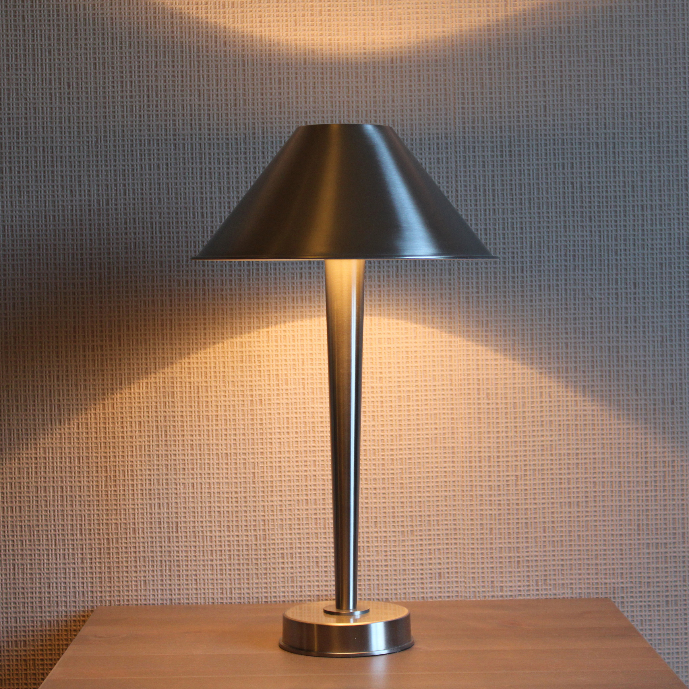 Lampe "1951" en laiton et acier nickelé mat