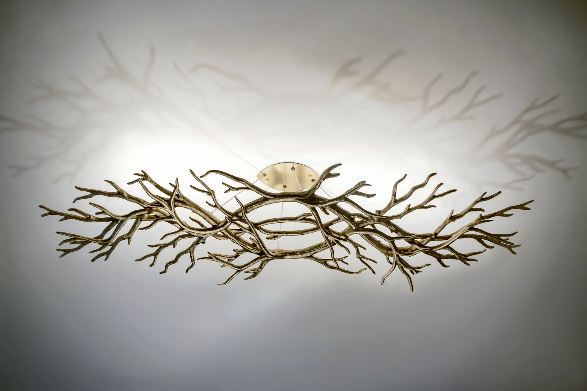 Suspension "Méristème" en bronze verni - Création Richard Lauret Photo Amy Leang