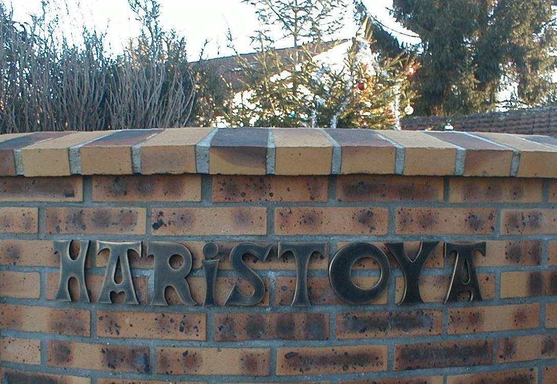 Création et réalisation de la signalétique pour la maison particulière "Haristoya"