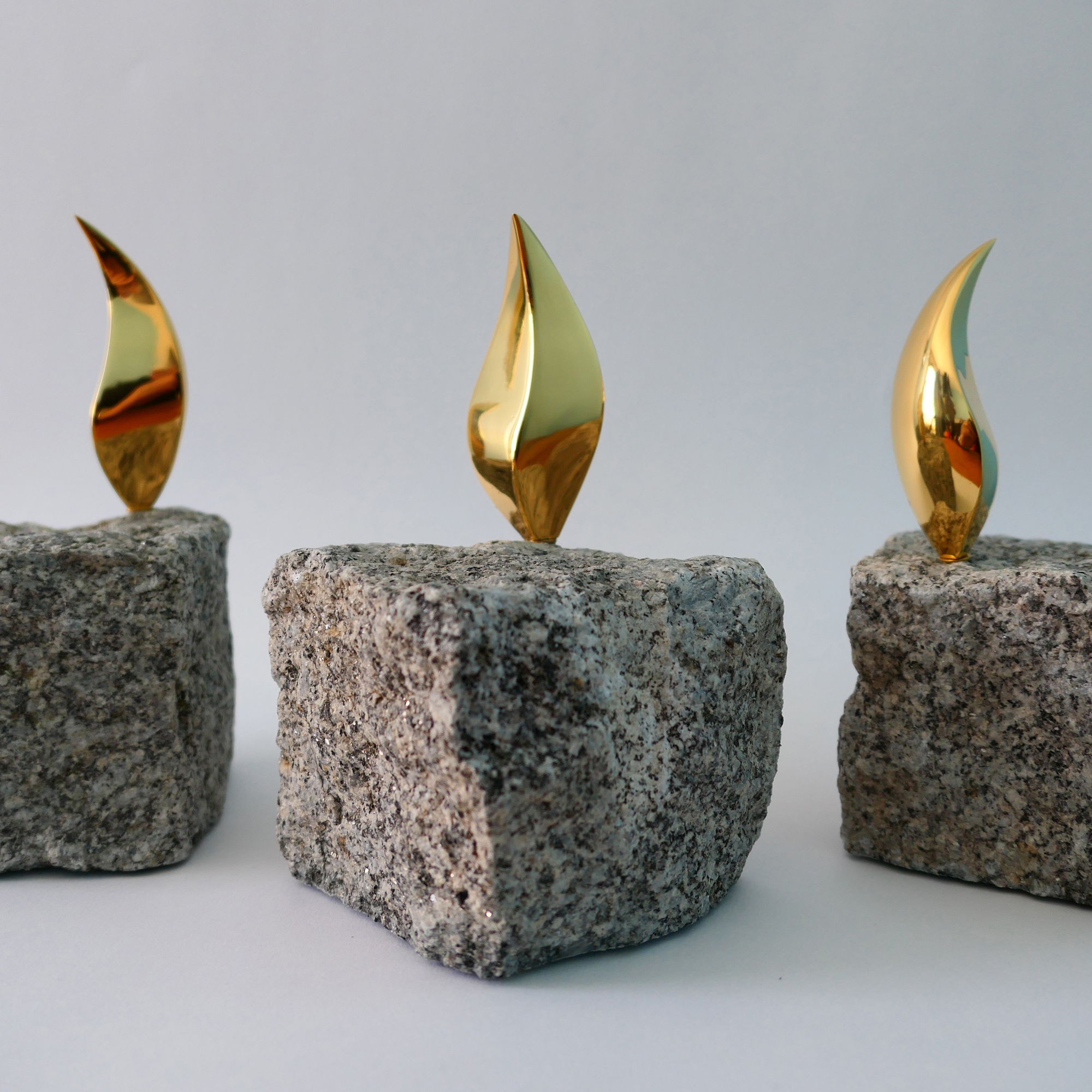Trophées en bronze doré et granit