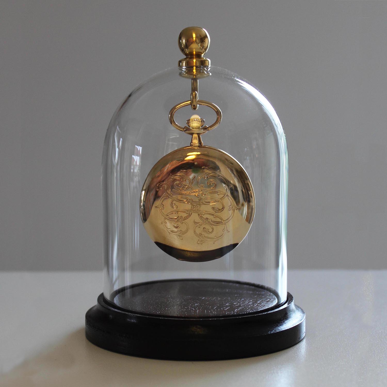 Globe pour montre gousset en verre, bois verni et en bronze doré