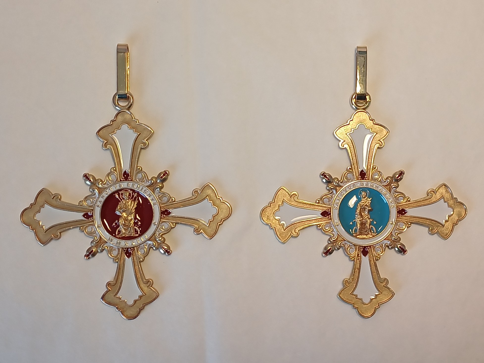 Série de 15 croix canoniales en argent doré et résine pour la Commission Diocésaine d'Art Sacré de la Côte d'Or