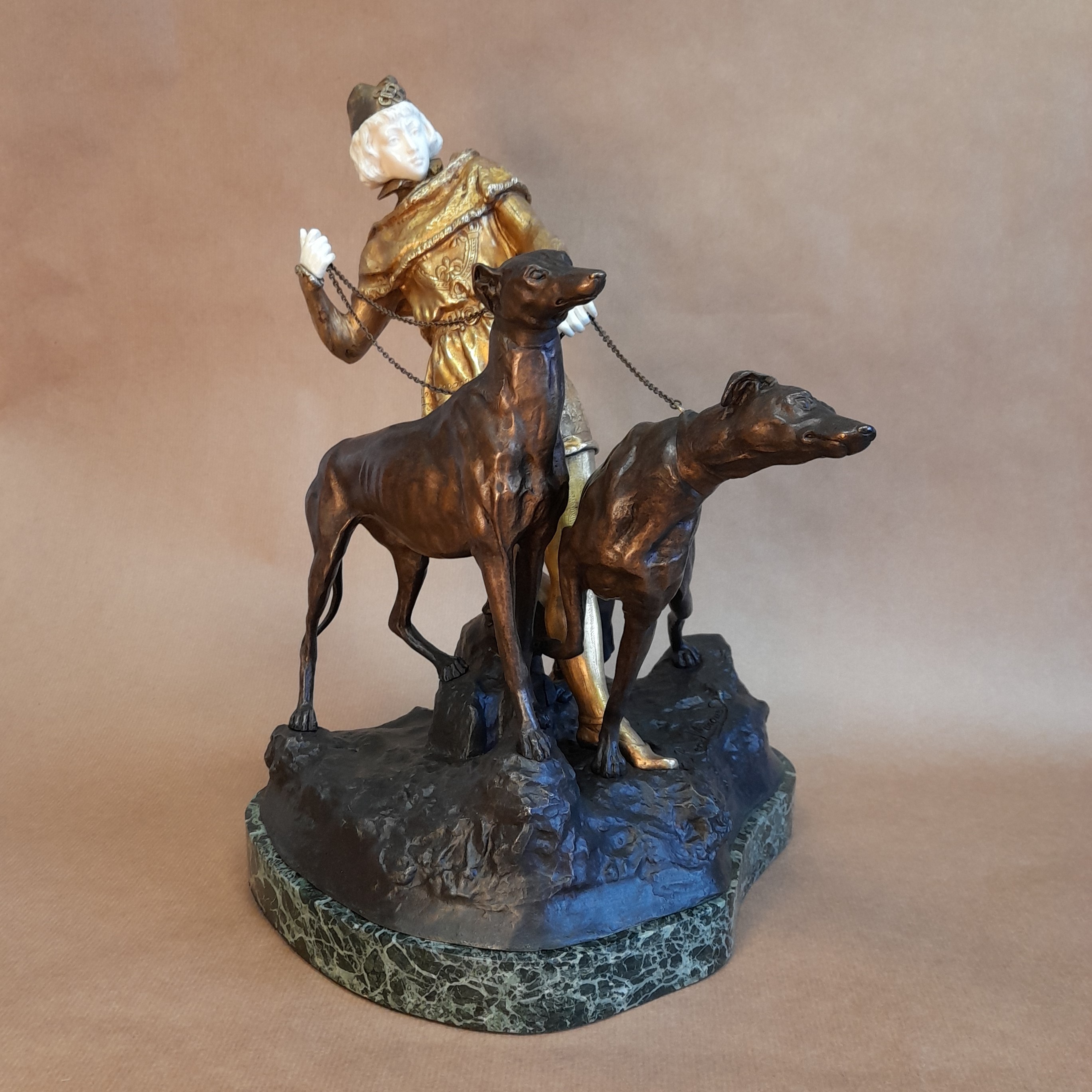 Bronze chryséléphantin "Jeune page aux levriers" de Rene Marquet - Collection particulière