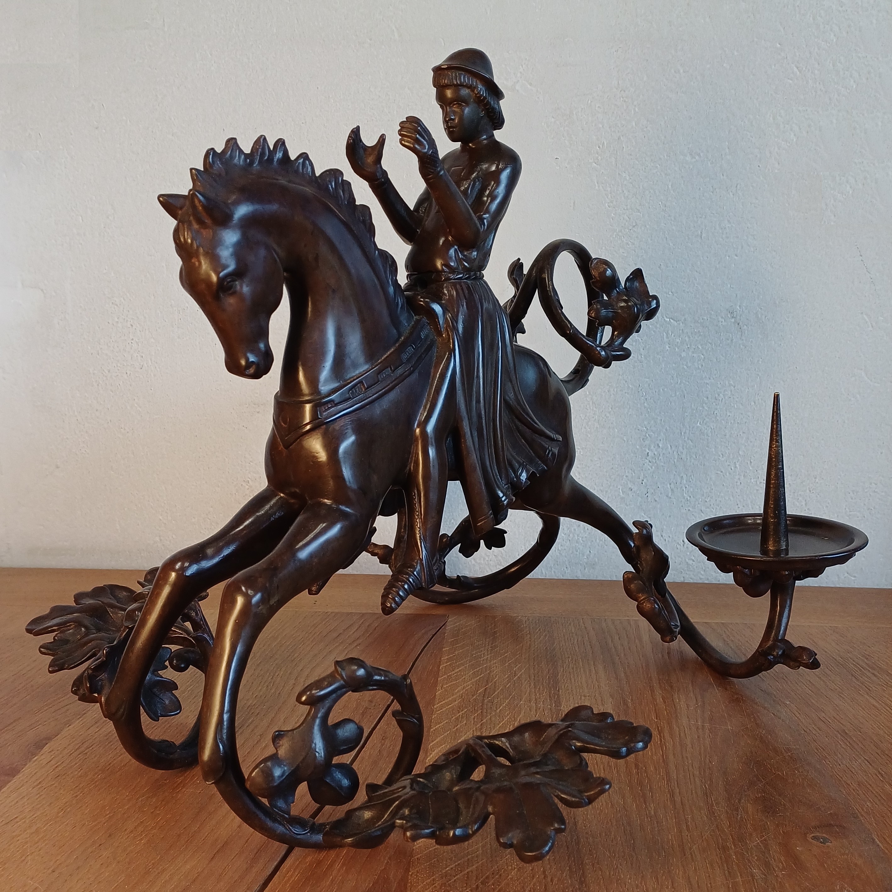 Element de lustre en bronze dessiné par Violet le Duc - Collection particulière