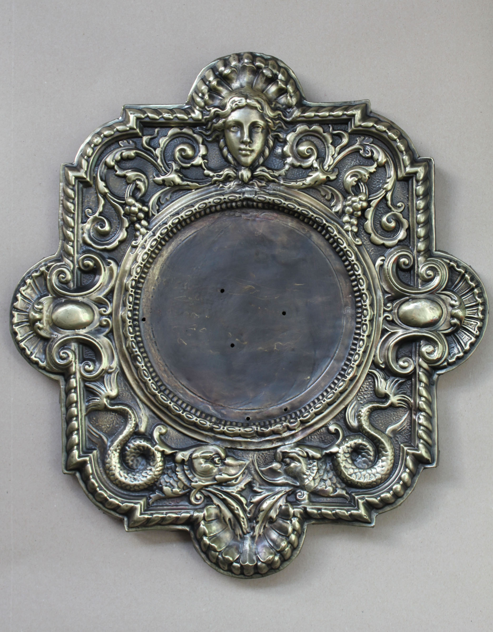 Encadrement de miroir en laiton repoussé - Collection particulière