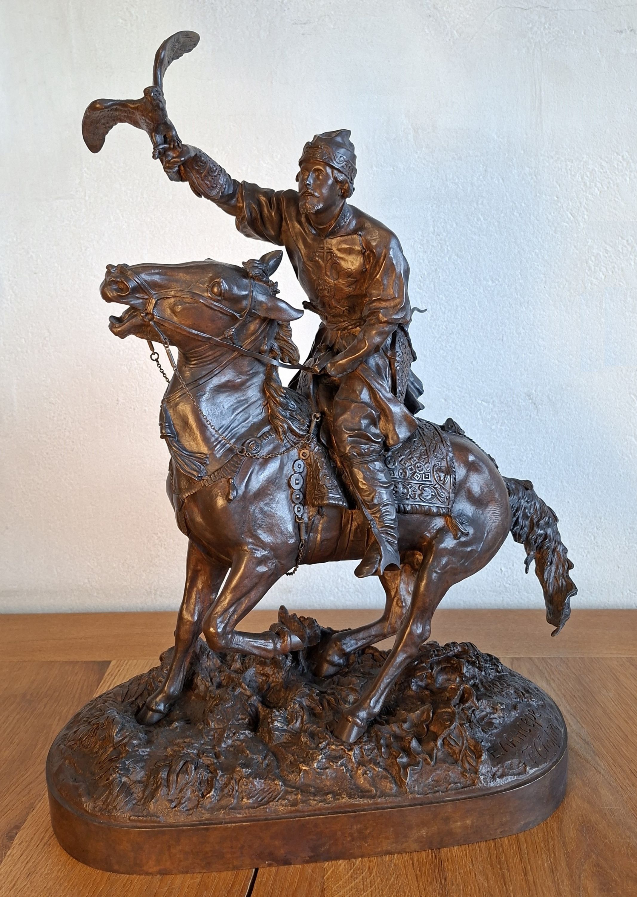 "Fauconnier du tsar", bronze par Evgeni Alexandrovich Lanceray - Collection particulière