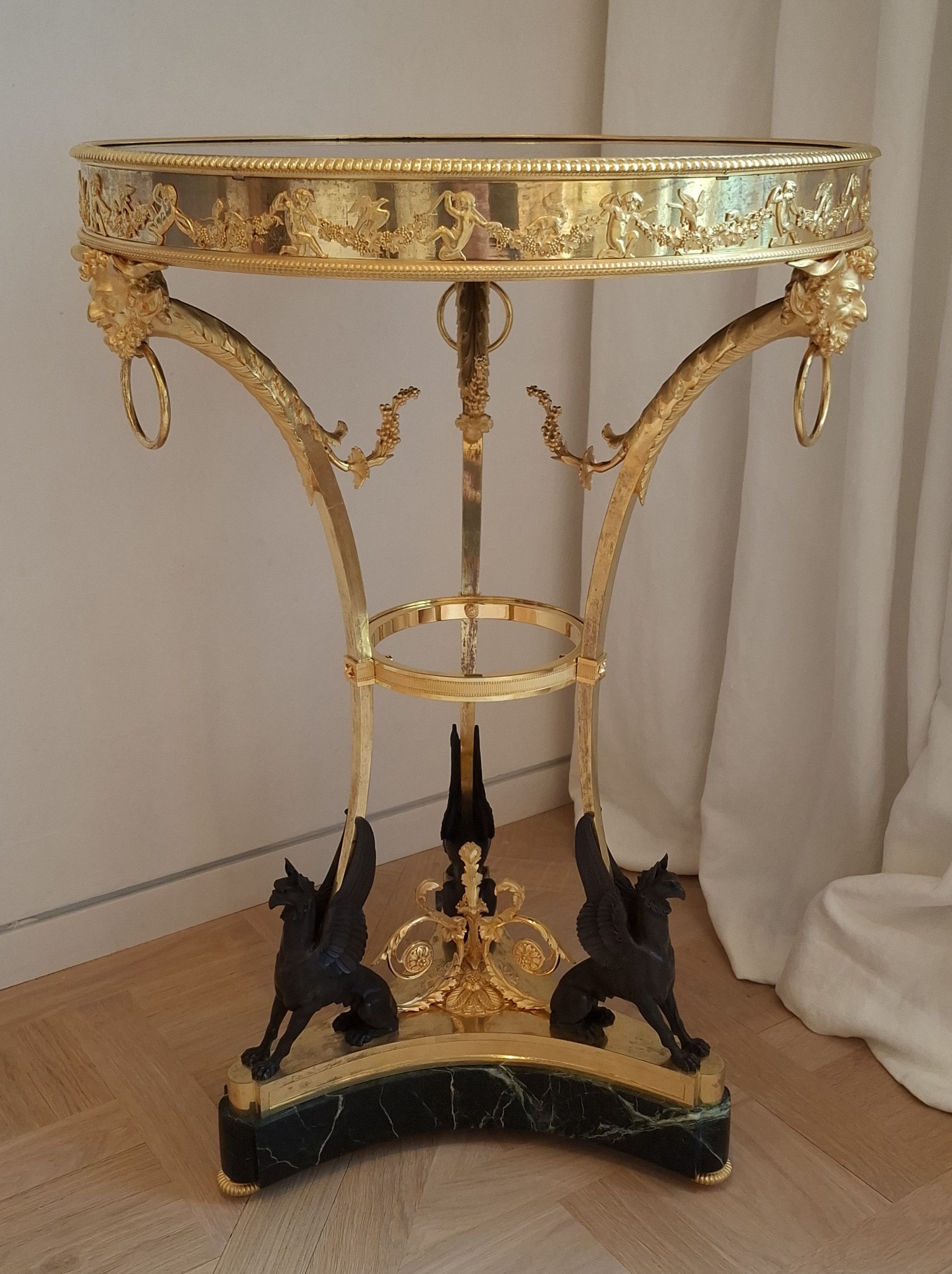 Guéridon d'époque Consulat en bronze doré et patiné et marbre - Collection particulière
