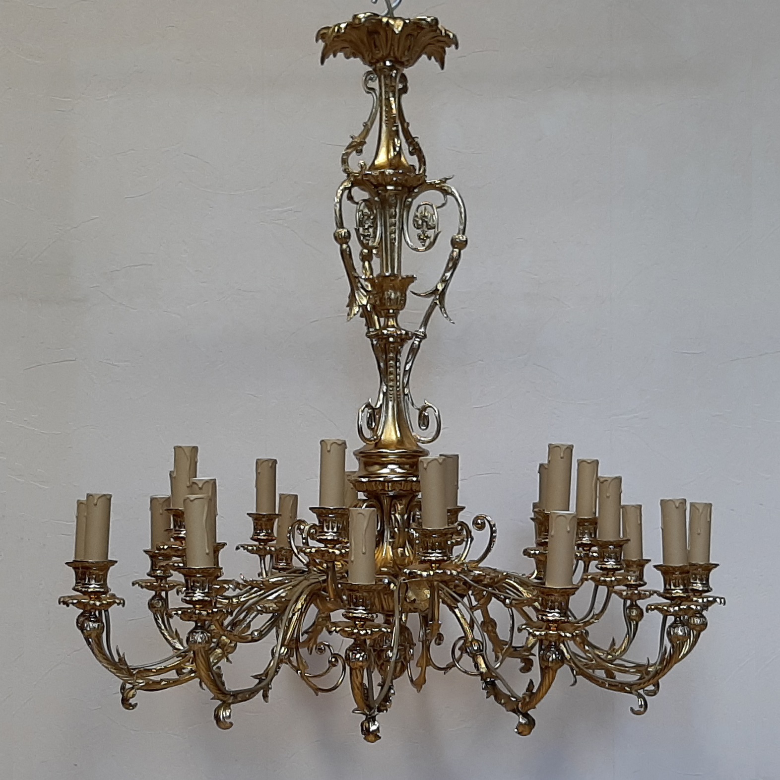Lustre 24 lumières en bronze - Collection particulière