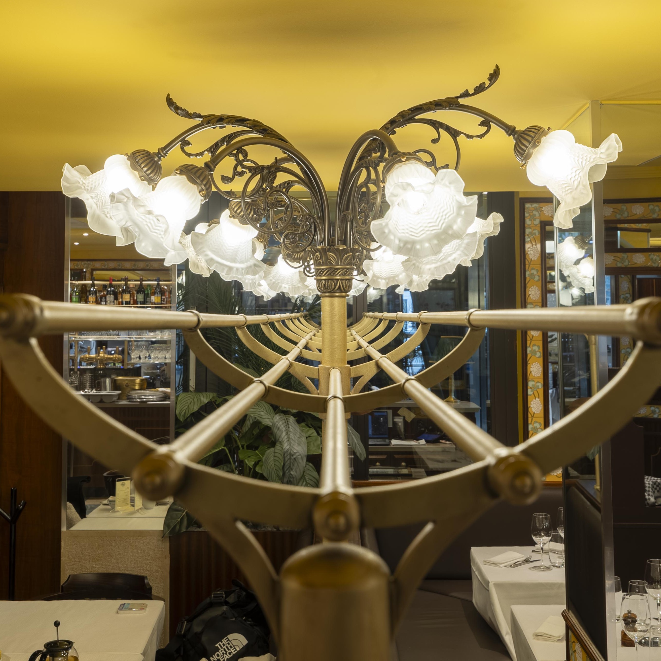 Restauration des 26 luminaires de la brasserie Lipp à Genéve dont 3 candèlabres © Photo GENT