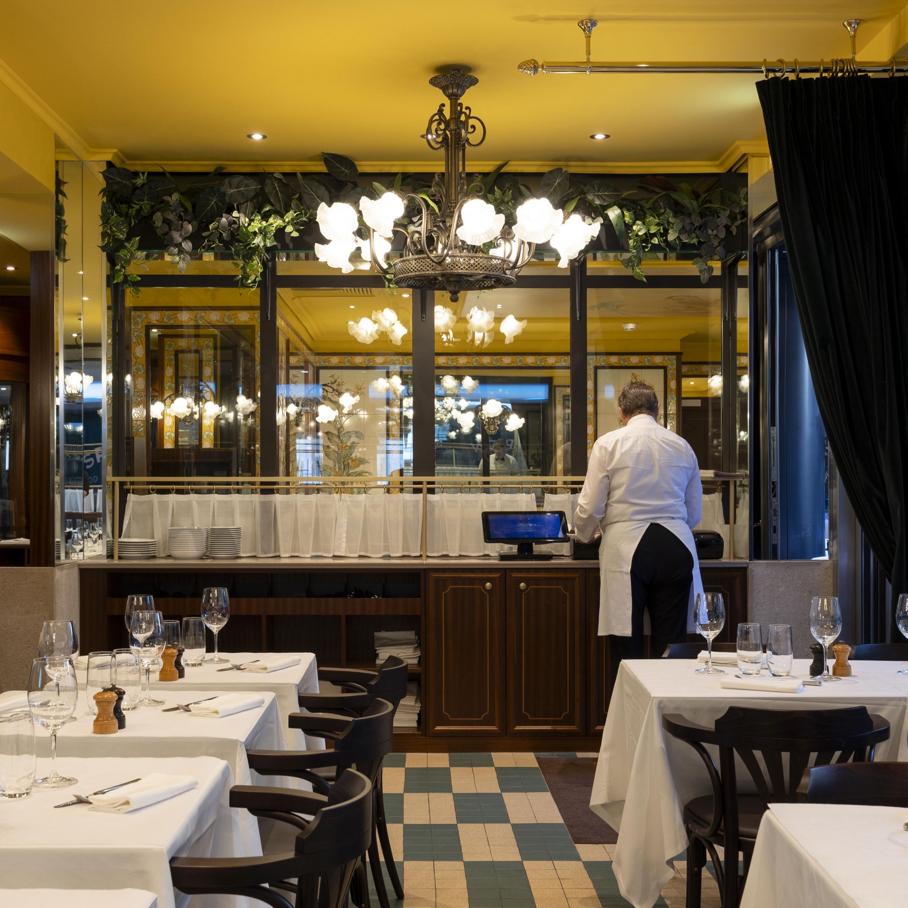 Restauration des 26 luminaires de la brasserie Lipp à Genéve dont 3 lustres © Photo GENT