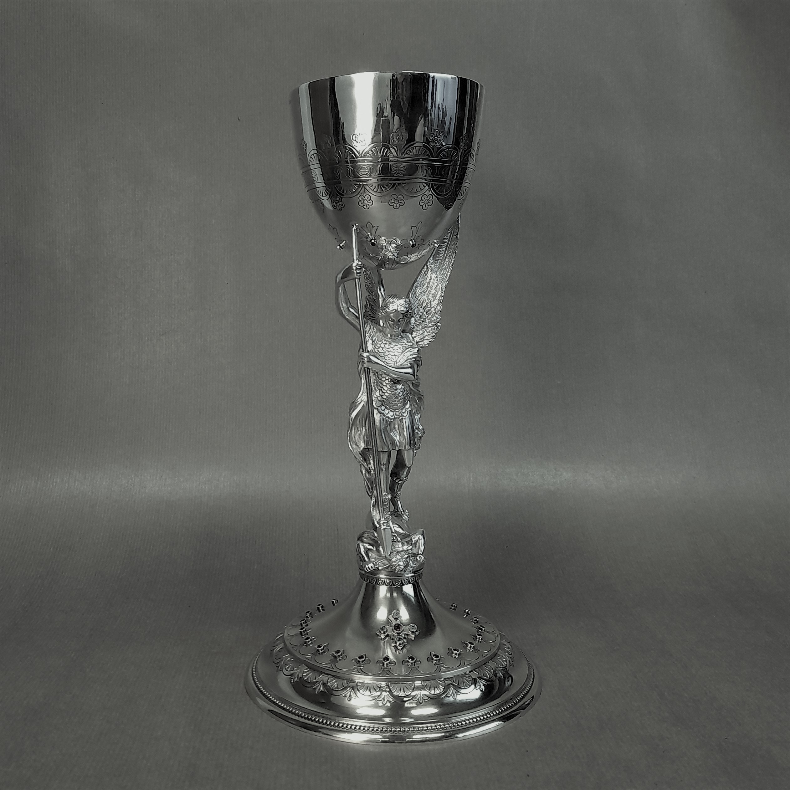 Calice Saint Michel en argent : redressage et brasure de la coupe, après démontage et sertissage des 8 rubis - Collection particulière